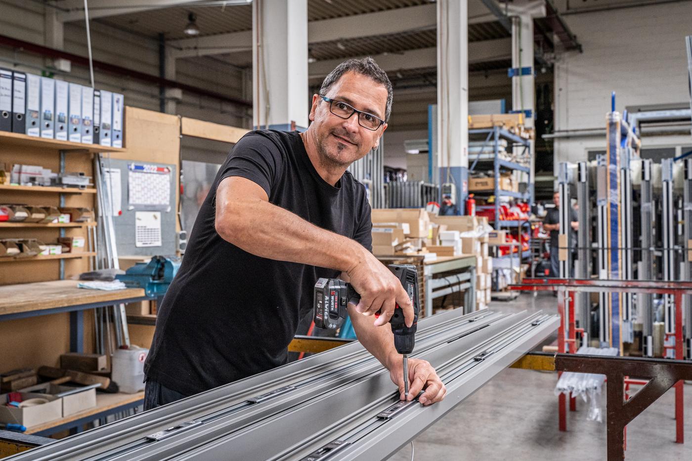 ALWICO Werkstatt-Mitarbeiter mit Werkzeug